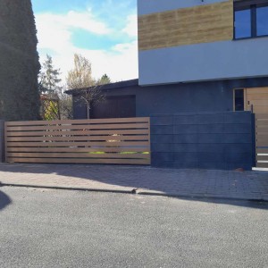 Nowoczesne ogrodzenie palisadowe w kolorze drewna , montaż Nysa